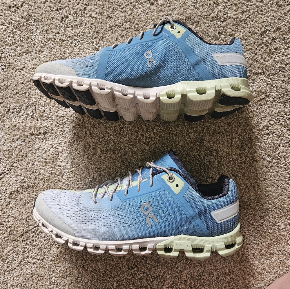 On Cloudflow womans shoes size 9.5